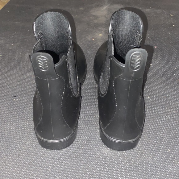 Woman’s Like New Rainboots with Elastic Slip on Sides - Picture 4 of 6